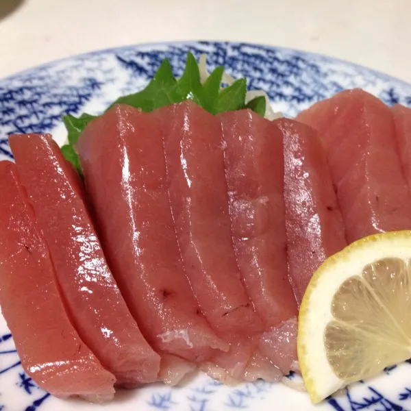 本日の夜食、マグロのお造りなり！
今日は友のご招待でお寿司屋さん…
だったんだけど…
小樽から魚を直送してるメッチャ美味しいお寿司屋さんが、この不景気でちょい落ち込んでいるのをナントカしよう会だった…|うぉずさん