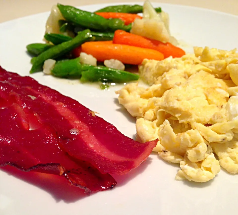 Scrambled eggs, turkey bacon and mixed veggies|bertocci infernoさん