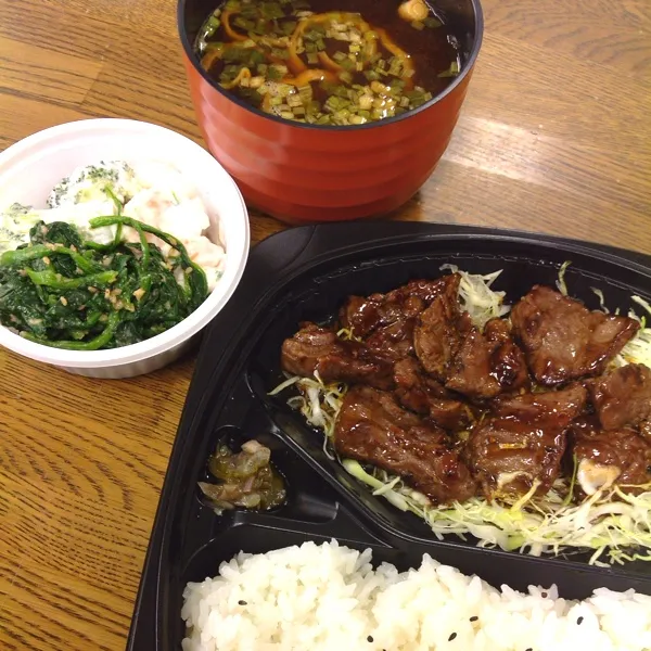 ハラミ焼肉弁当とお惣菜
お弁当がしょぼかった(｡-_-｡)|ぃちさん