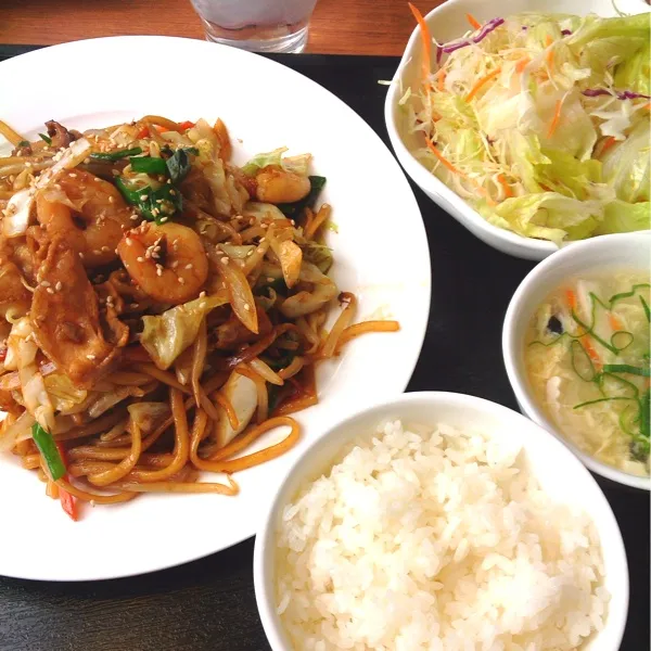 五目炒麺定食！
これはまったく辛くない！
おいしーけど、やっぱ天府は辛いのんがおいしーなー(￣▽￣)|ぃちさん