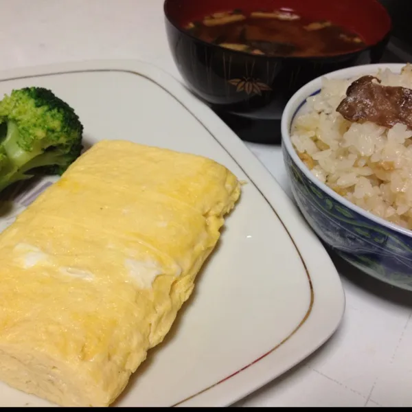 お昼は松茸ご飯と出汁巻きなり！
松茸ご飯は冷凍してたヤツだけどコレがラスト！
八百屋さんが他の国のは取らないよ！言ってたので諦めて、ちゅう国産を買ったんだけど…
次はどうしょうかなぁ〜
(~_~;)|うぉずさん