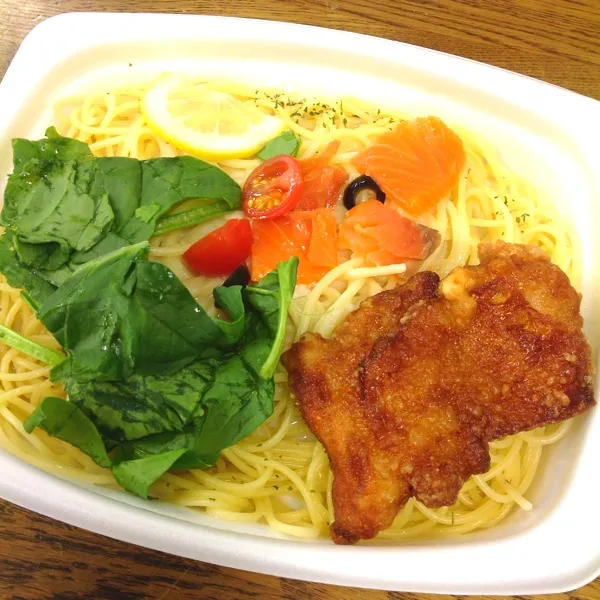 スモークサーモンとレモンクリームのパスタ
揚げ鶏乗っけてボリュームアップ！(￣▽￣)|ぃちさん