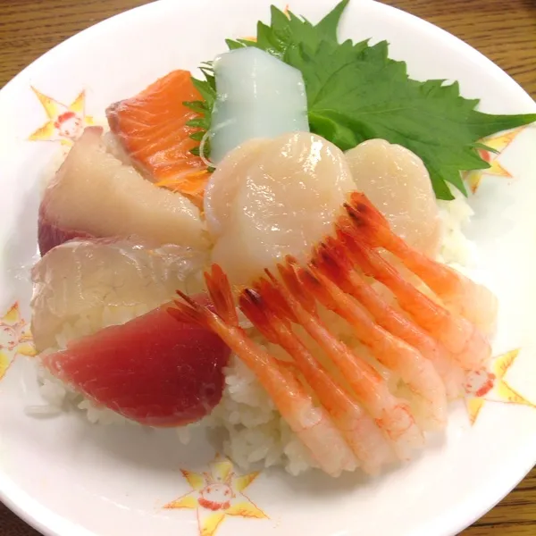 今日は会社でみんなでシェア海鮮丼！
お造り買ってきて。。ご飯炊いて。。
ワンコイン以下で作れたよ！
うまいっ♪( ´▽｀)|ぃちさん