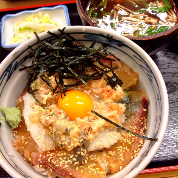 日替り漁師丼！！
真鯛の漬けと大根おろしが乗ってた！
最後はお出汁でだし茶漬け♪( ´▽｀)|ぃちさん