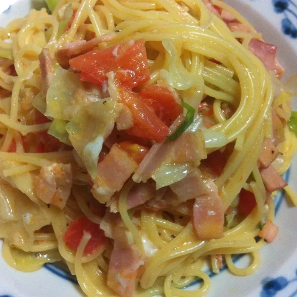 ベーコンとキャベツとトマトのカルボナーラ
なんとなく カルボナーラが食べたくなったんですσ(^_^;)
一人前で作ると野菜のせいか ボリュームが...|mayuさん