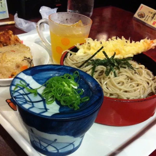 材料はあったけど 雨の為 予定変更して 作ってる時間も場所も無かったので 昼は適当に
この後も予定があるので トイレ借りついでに 夕飯を少し早めに外食で なんか 久しぶりに来たなぁ...|mayuさん