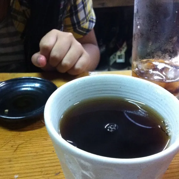 ジュース一杯で 暖かいものが飲みたいって...娘 ホット烏龍茶
この店 開けっ放しで エアコンも無いんだけど
横 電車通ってるし(^_^;)
昼の素麺とアイスが効いてる？|mayuさん