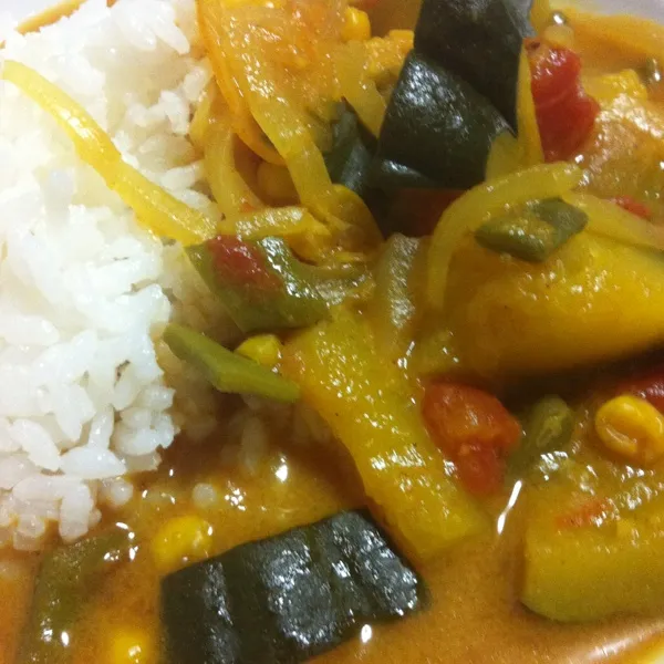 明日ミーティングあるの 見落とすトコだったよ
ルーを使わないカレーを今日から 
その辺りにあった野菜を適当に 味付けも適当にやってたら 作り過ぎた...これは二日じゃ終わんないな しかも ちと辛いか？|mayuさん