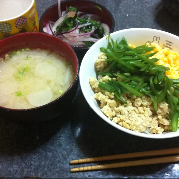 Snapdishの料理写真:麺の味噌が余ったので 三色丼
間引き大根菜と紫玉ねぎのバルサミコ酢和え
蕪の味噌汁
友達に頂いた緑茶で 緑茶飯に 美味し
野菜は実父に頂いたものと娘が立岩から採取して来たもの 買ったものは無し^^;|mayuさん