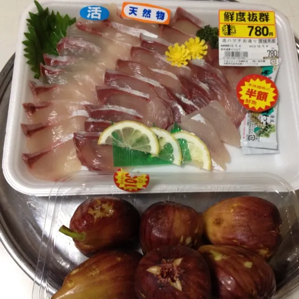 Snapdishの料理写真:本日の獲物…
天然物のハマチのお造りは…
ブリの代わりにハマチしゃぶでもやろうかなぁ〜
イチジクは…（298円の100円引）
コンポートが沢山残ってるから、このまま食べるかな！
(=^ェ^=)|うぉずさん