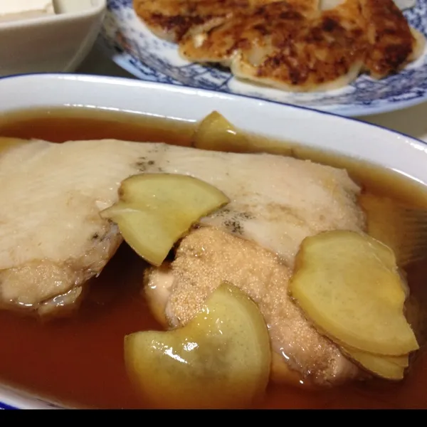 カレイの炊いたん…
煮汁はしっかり煮こごりになってますよぉ〜
卵がたっぷりでプチプチっ！
(=^ェ^=)|うぉずさん