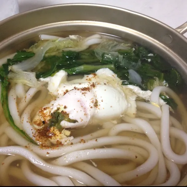 久しぶりかなぁ〜
鍋の後の鍋焼きうどん…
ちょっと卵を煮過ぎたけど、出汁が美味しいから無問題っ！
ちょっと涼しくなったのでやってみたけど、やっぱり暑いわぁ〜
(=^ェ^=)|うぉずさん