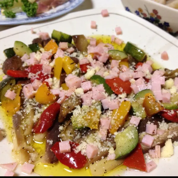 ちょっと主役が見えないけど…
蒸し茄子のカルパッチョなり！
今日は野菜が不足気味なのでコレで補充完了っ！
(=^ェ^=)|うぉずさん