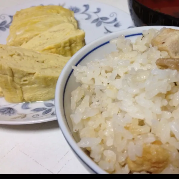 Snapdishの料理写真:朝ごはん、今日からまたお仕事ぢゃあ〜
松茸ご飯、出汁巻き、松茸のお吸い物なり！
出汁巻きは昨日の鍋の残りダシので焼きましたぁ〜
(=^ェ^=)|うぉずさん