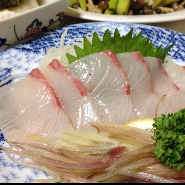 今日のお造りはカンパチなり！
茗荷のシャキシャキ感とトロッとしたカンパチの食感が楽しいねぇ〜
(=^ェ^=)|うぉずさん