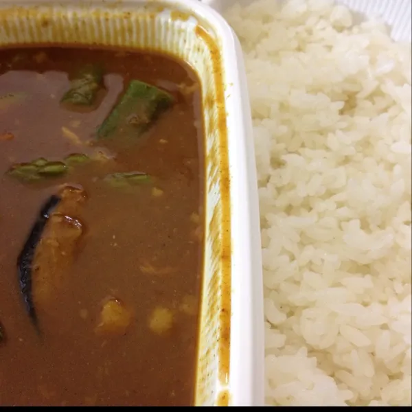 何年ぶりだろう…
ココイチのチキンと夏野菜のカレー３辛なり！
友の処で撮影のお手伝いのご褒美？
あちくて、汗でびちょびちょだぁ〜
(=^ェ^=)|うぉずさん