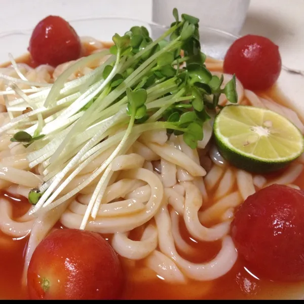 Snapdishの料理写真:ホントはパスタでするべきなんだろうけど、讃岐の生麺がまだ残っていたので、冷やしトマトぶっかけうどんなり！
野菜ジュースと濃いめの白ダシを合わせて…
プチトマトは半凍りにしてまする…
んまいっ！|うぉずさん