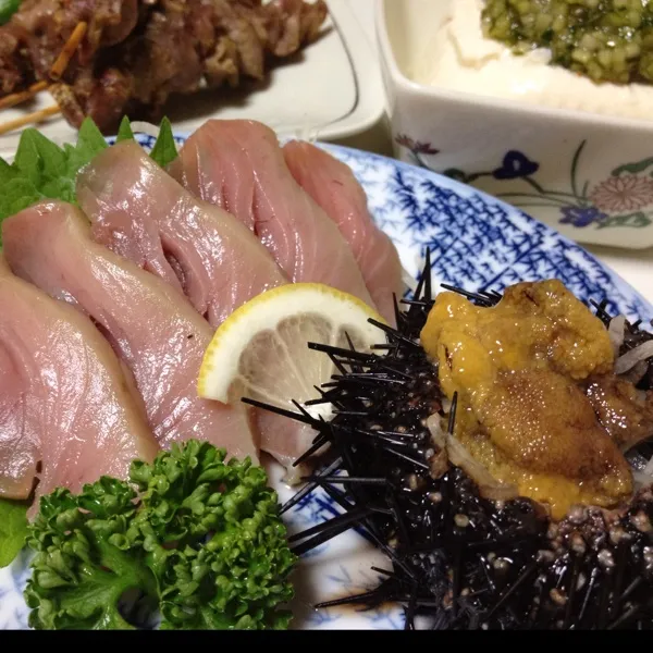 今日のお造りはヨコワと殻付きウニっ！
ヨコワは味がしっかりしてるし、ウニはメッチャ甘くて美味しいよぉ〜
(=^ェ^=)|うぉずさん