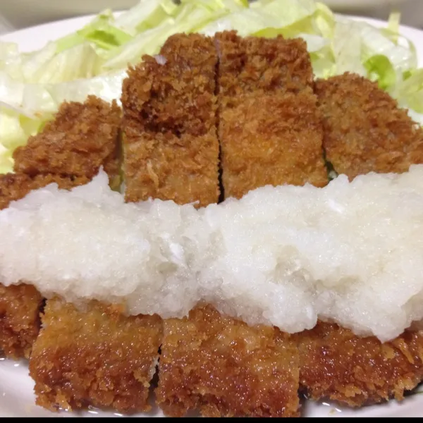 メインはおろしカツなり！
白だしで味付けした大根おろしをてんこ盛りにして食べるッス！
メッチャ美味しいけど、大根をおろすのに汗だくぢゃっ！
風呂に入る前にしとけば良かった…
(=^ェ^=)|うぉずさん