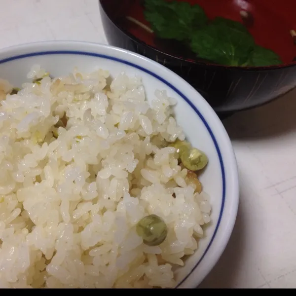 冷凍してた豆ご飯と永谷園の松茸のお吸い物…
三つ葉を入れるだけで、ちゃんと作ったみたく見える（笑）
(=^ェ^=)|うぉずさん