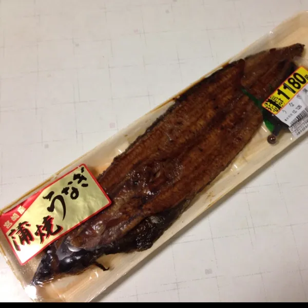 土曜日のウシの日…
って、いつもの魚屋さんで、宮崎産の蒲焼きが安売りしてたので、買ってきましたよ！
普段魚を食べない友に言ったら、一緒に買ってきて欲しかったと…
彼は黒門で２尾で６千円近かったらしい…|うぉずさん