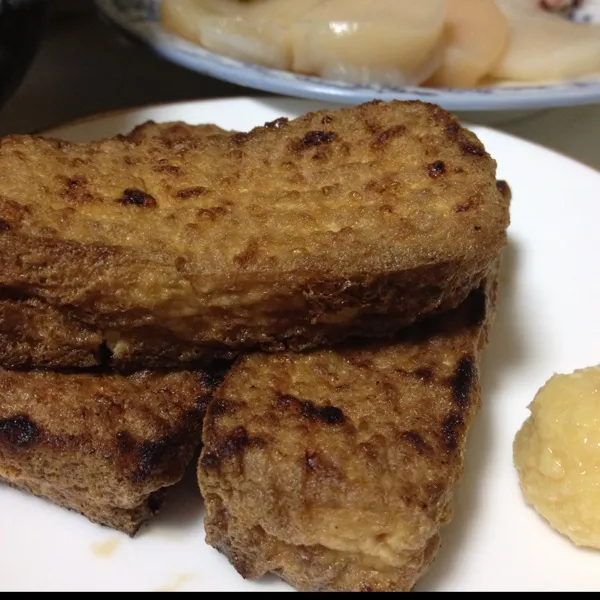 お酒のアテは手作り豆腐屋さんの絹揚げの炙り…
サッと油切りしてから炙ってるので、表面がカリッとしてますよぉ〜
生姜醤油で頂きまする…
(=^ェ^=)|うぉずさん