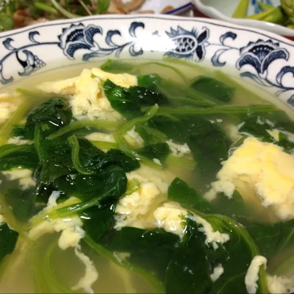 ほうれん草と玉子のスープなり！
昨日、鱧を茹でた出汁で作りましたよ！
優しい味で、しみじみ美味しいよぉ〜
(=^ェ^=)|うぉずさん