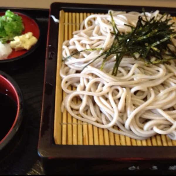 今日はちょっとお出かけしてたので、いつもの蕎麦屋さんでざる蕎麦を…
事務所の近所の飲食店では、ここが一番安心できるわ…
お蕎麦は当然だけど、山葵もちゃんとオロシたてだもの…
(=^ェ^=)|うぉずさん