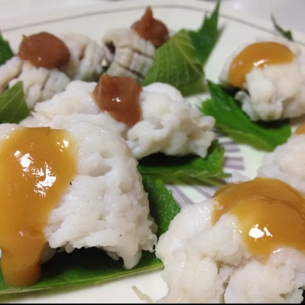 お酒のアテは鱧落としなり！
手前が柚子味噌で奥が梅肉…
鱧は出汁で茹でたので、ほんのり出汁味で美味しいよぉ〜
(=^ェ^=)|うぉずさん