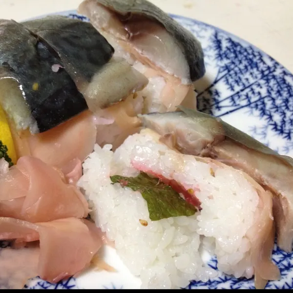 いつもの魚屋さん手作りの鯖の棒寿司…
まっバッテラですねぇ〜
ちょっと勿体無いけど、多層構造が分かるように分解してみた！
すっごい凝ってるでしょっ！
コレが美味しいんだぁ〜
(=^ェ^=)|うぉずさん