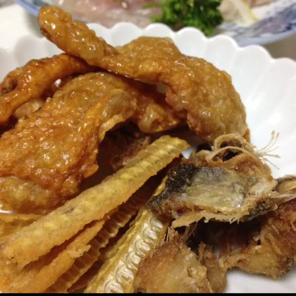 お酒のアテは鱧の骨せんべいと鶏の皮のパリパリ…
今日は焼かずにじっくりと揚げてみました…
もうサクサクのパリパリ…
(=^ェ^=)|うぉずさん