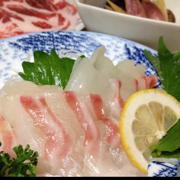 今日のお造りは鯛なり！
ん〜白身のお魚って、噛めば噛むほど旨味がでてくるよねぇ〜
美味しい…
(=^ェ^=)|うぉずさん