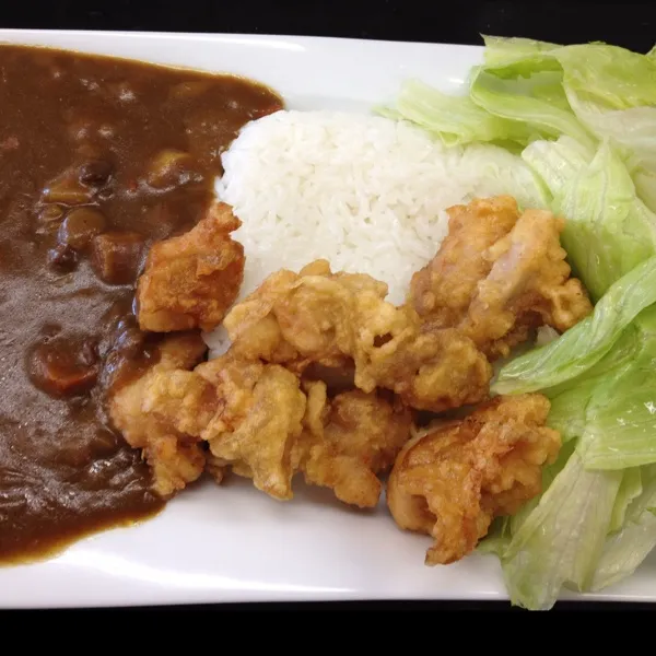 今日はまたズボラして唐揚げカレーなり！
この間の特売カレーといつもの激安唐揚げで、ボリュームたっぷり！
(=^ェ^=)|うぉずさん