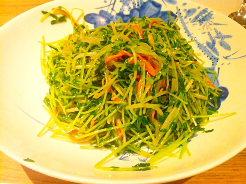 Sautéed greenhouse pea sprouts with cordyceps flower|skyblueさん