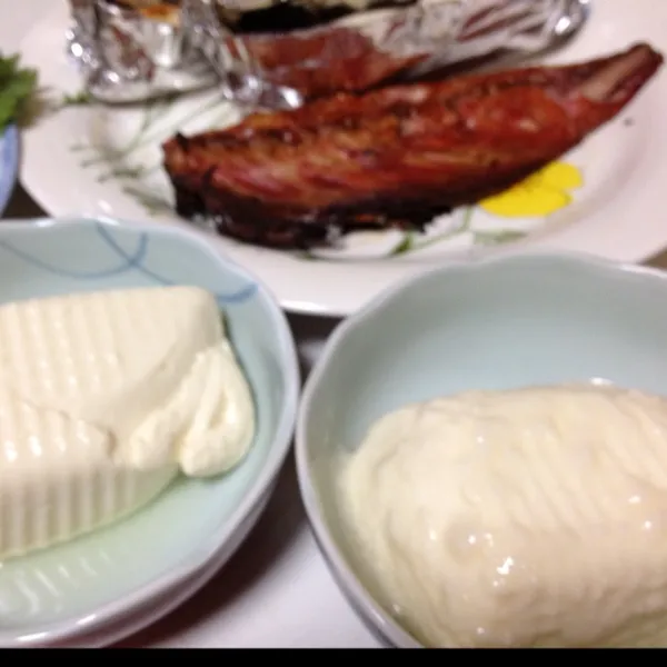 塩麹の味比べその一、お豆腐っ！
手作り豆腐屋さんのおぼろ豆腐に塩麹をまぶして小一時間…
お醤油だけの豆腐より、麹の甘味が足されてるけど…
わっちの好みではお醤油だけの方かなぁ〜
(=^ェ^=)|うぉずさん