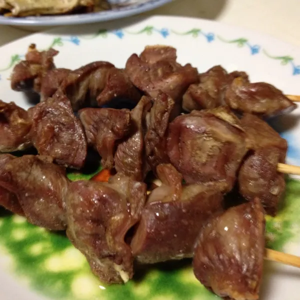 お酒のアテは砂肝の塩焼きなり！
今日は焼き鳥みたく、串に刺して焼いてみましたよ！
(=^ェ^=)|うぉずさん