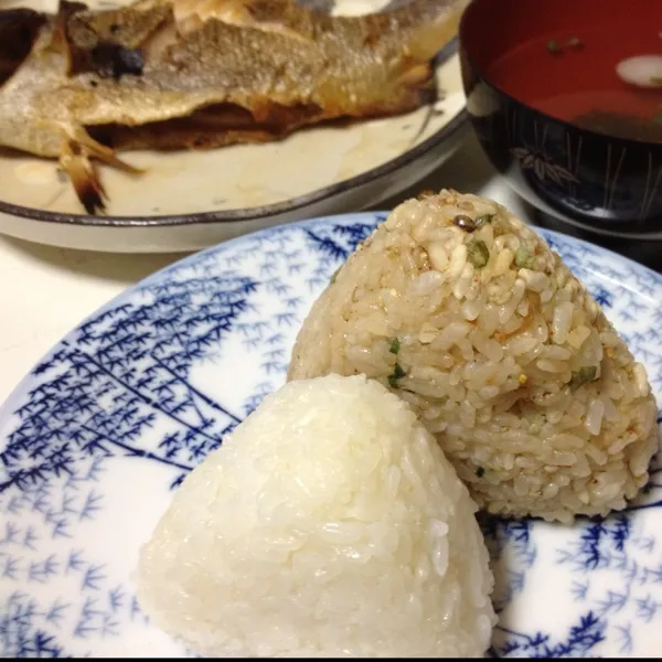 お昼はチョット和風に…
イサキの塩焼き、冷凍してたおにぎり、永谷園の松茸のお吸い物なり！
めっちゃインスタントなお昼だぁ〜
(=^ェ^=)|うぉずさん