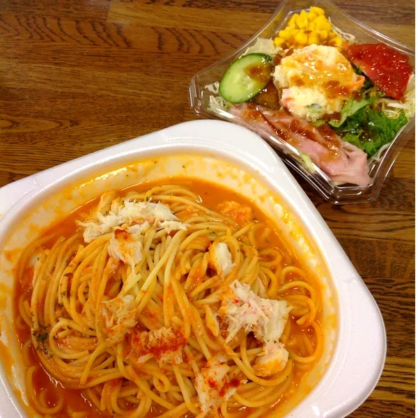 今日はコンビニランチ！(●'ｗ'●)
蟹のトマトクリームパスタ🍝
ポテトサラダ|ぃちさん