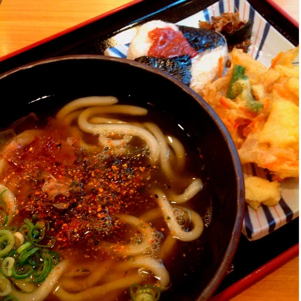 軽く二日酔い..(｡-_-｡)
こぶうどん、梅おにぎり、イカとエリンギのかき揚げ
七味唐辛子いっぱい入れて復活できるかな。。。|ぃちさん