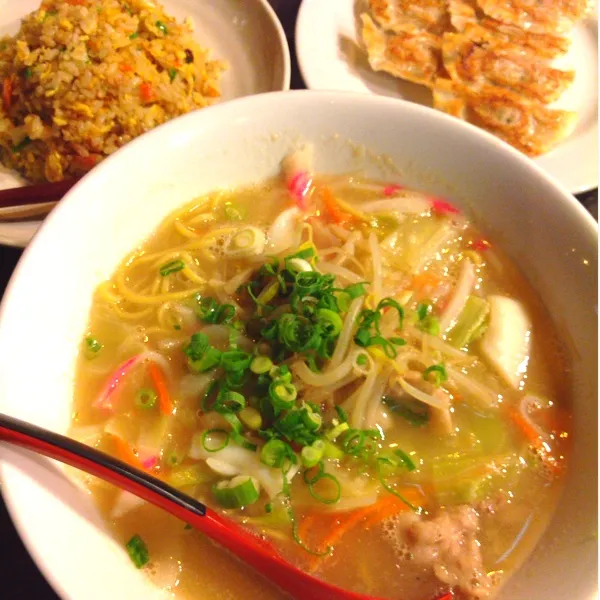 〆は、またまた丸徳ラーメン♪( ´▽｀)
今日はチャンポン単品にした！
焼きめしと餃子は連れの注文した分
でも焼きめしはアタシが食べちゃった(^◇^;)|ぃちさん