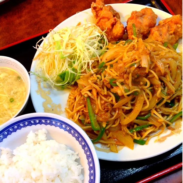 四川風焼きそば定食！
大盛り焼きそばとおっきい唐揚げ3個さらにスープとライスがついてて、メッチャお腹いっぱい(￣◇￣;)|ぃちさん