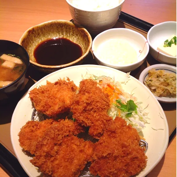 とりカツ定食！
やっぱこれが一番うまい&お得かも。。。
ソースとタルタルが付いてるけど、実はお醤油で食べるのが好き(｡>∀<｡)|ぃちさん