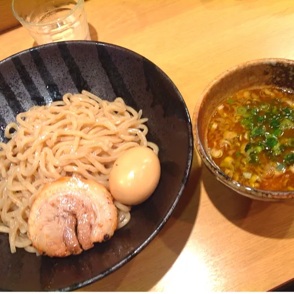 人生2度目のつけ麺
並盛・半熟味付玉子トッピング！
うまかったぁ〜♪( ´▽｀)
大盛りもお値段一緒だったから次は大盛りにしよーっと！|ぃちさん