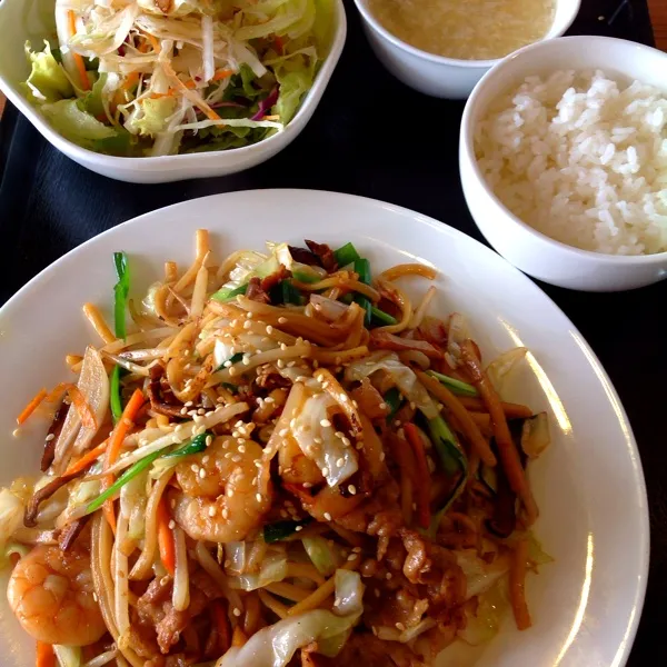 五目炒麺定食！
辛さはないけど旨っ(｡>∀<｡)|ぃちさん