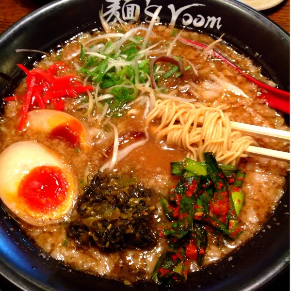 Snapdishの料理写真:黒虎ラーメン(細麺・バリ堅・背脂多め・味玉トッピング)
焦がしにんにく油が効いててウマーっ(｡>∀<｡)
チャーシューとろっとろでウマーっ(｡>∀<｡)
んで、汗だくw|ぃちさん