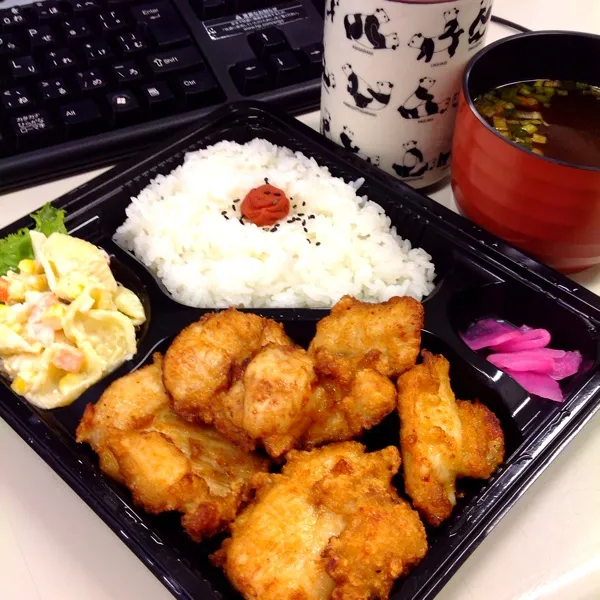 久々の裏弁🍱
ガッツリから揚げ弁当！！
お味噌汁は粉末タイプのひるげ！
これうまいんだよね〜♪( ´▽｀)|ぃちさん