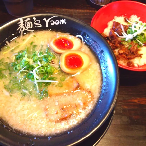 神虎らぁめん→背脂多め
日替わりごはん→シビ辛チャー丼
汗ダラダラで完食〜！！♪( ´▽｀)
昨日のアルコールが全部出たw|ぃちさん