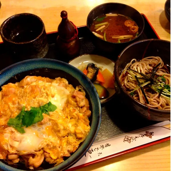 親子丼定食♪( ´▽｀)
今日は冷たいおそば、赤だし付き！
赤だしうまーーーっ！！|ぃちさん