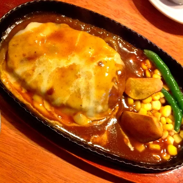 Snapdishの料理写真:本日のランチは、デミグラスハンバーグのチーズトッピング〜♪( ´▽｀)
連れの大盛りごはんはマンガみたい...w|ぃちさん