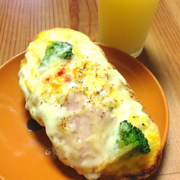 グラタンパン これ100円！！
ってかここのパンは全部100円なのだ♪( ´▽｀)|ぃちさん